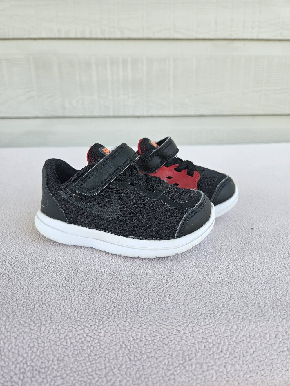 Nike Flex Run TD Sneaker Toddler SZ 6C Hook & Loop Black Red 904239-005